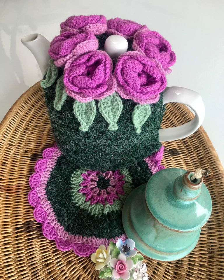 lovely dark green teacosy