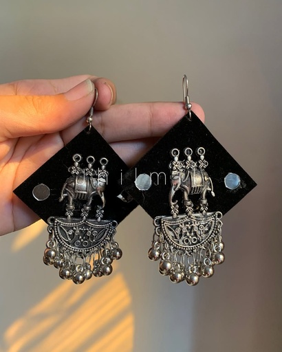 [VC-JHIL-081] Black Sqaure Elephant embalished Earrings